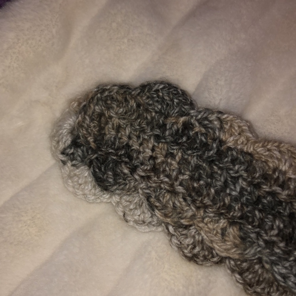 ⭐️SOLD⭐️ Handmade crochet shell-stitch scarf - Picture 5 of 5